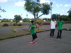 BRANDON en action sous le yeux de MARVIN en blanc et GUILLAUME.jpg BRANDON en action sous le yeux de MARVIN en blanc et GUILLAUME.jpg