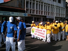 Le Comité de la GUYANE en bon HÔTES à L'arrière du défilé