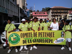 Le Comité de GUADELOUPE en TÊTE du Défilé, accompagné de la chef d'édilité de la VILLE (en blanc)