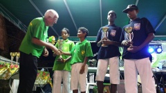 La remise de Trophées à nos deux graines de CHAMPIONS A-G 2016 Alexix Boudhou et Giovani Moty en vert à droite par Mr ROBERT MANGEANT Président du Comité 971