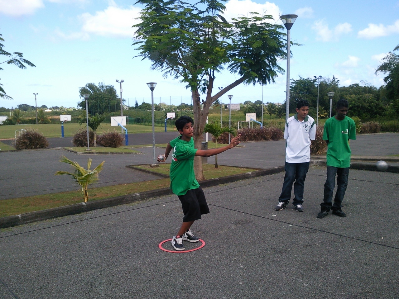 BRANDON en action sous le yeux de MARVIN en blanc et GUILLAUME.jpg BRANDON en action sous le yeux de MARVIN en blanc et GUILLAUME.jpg