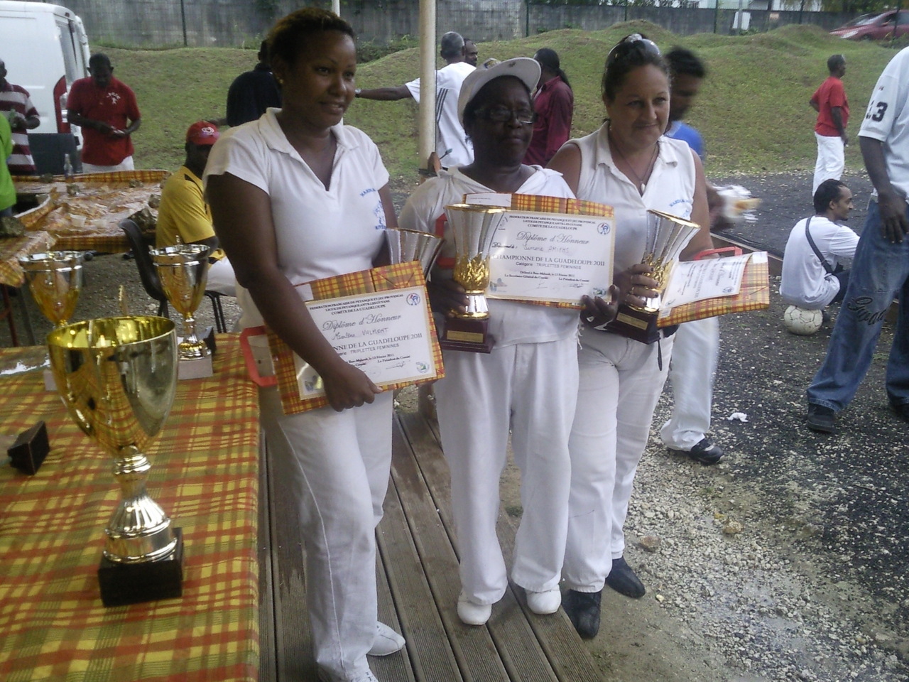 de GàD la fille MARLENE,la maman SIMONE et la confidente SYLVIE championnes de GUADELOUPE en triplettes.jpg de GàD la fille MARLENE,la maman SIMONE et la confidente SYLVIE championnes de GUADELOUPE en triplettes.jpg