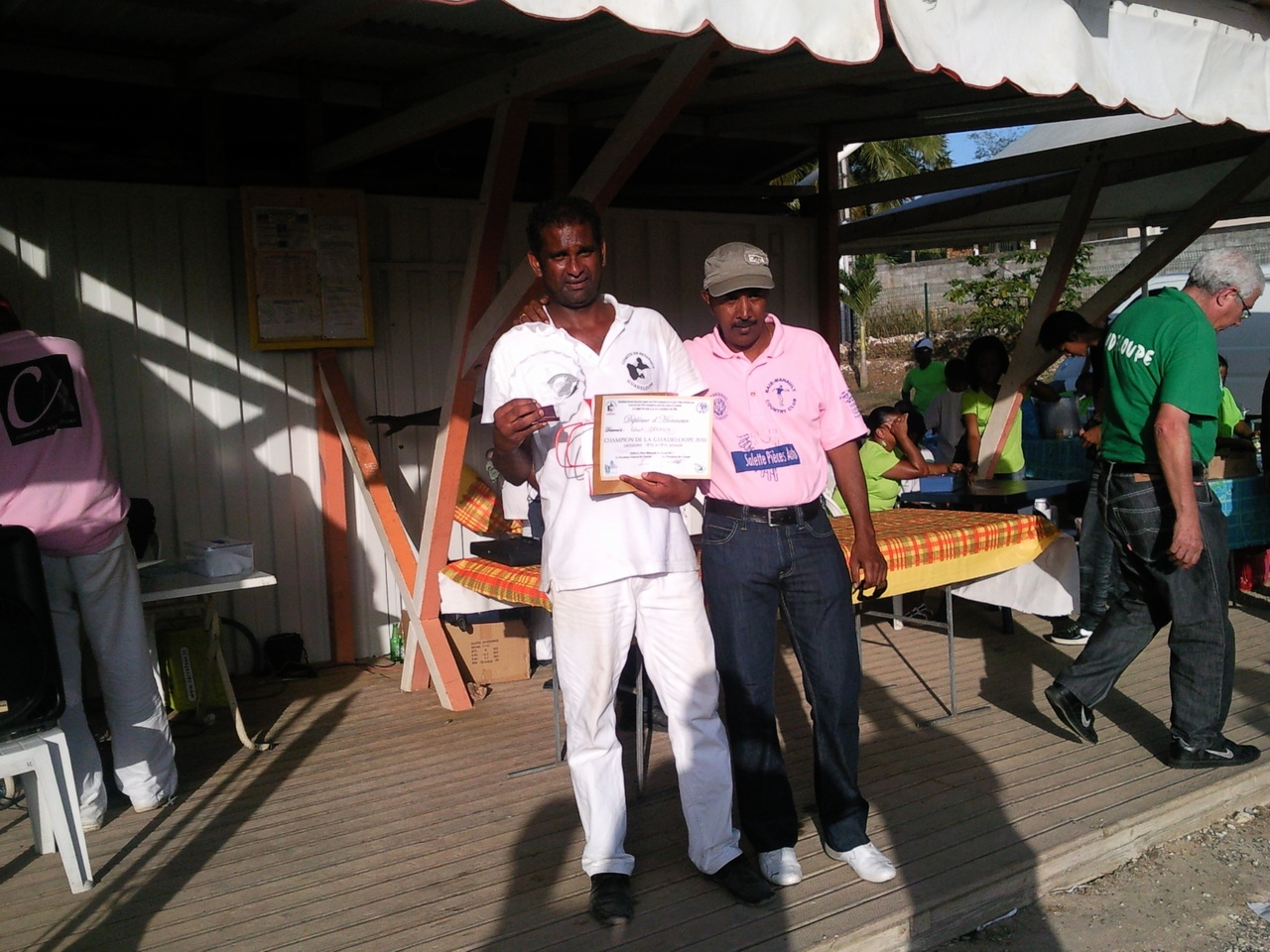 Le champion en TÊTE à TÊTE GREAUX ROBERT et son président VAÏTILINGON BERNARD.jpg Le champion en TÊTE à TÊTE GREAUX ROBERT et son président VAÏTILINGON BERNARD.jpg