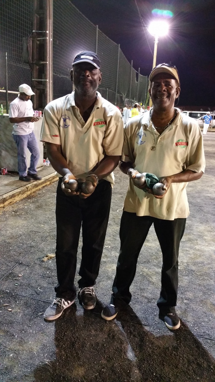 ROSAN et THOMAS à gauche de la BOULE du LEVANT ROSAN et THOMAS à gauche de la BOULE du LEVANT