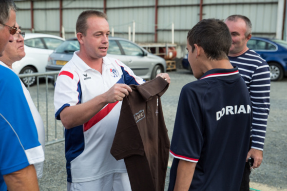 La remise du maillot des Masters à Dorian par Stéf