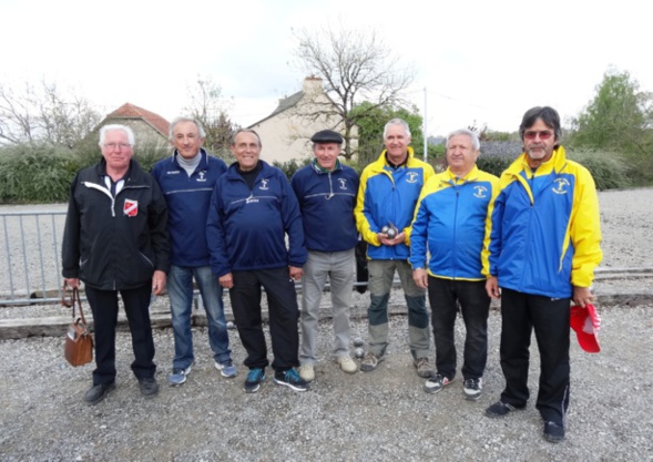 Les Finalistes en compagnie de Mr l'Arbitre Claude Pinel