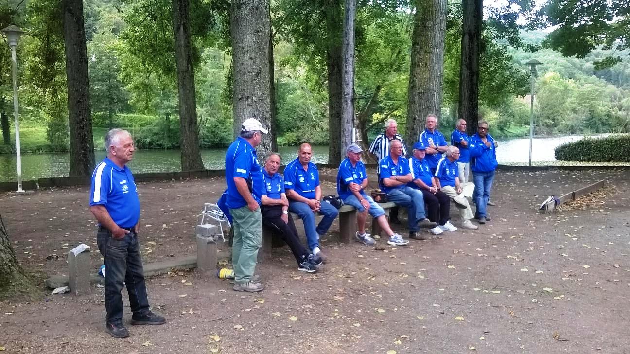 Les joueurs de la JPC s'encouragent Les joueurs de la JPC s'encouragent