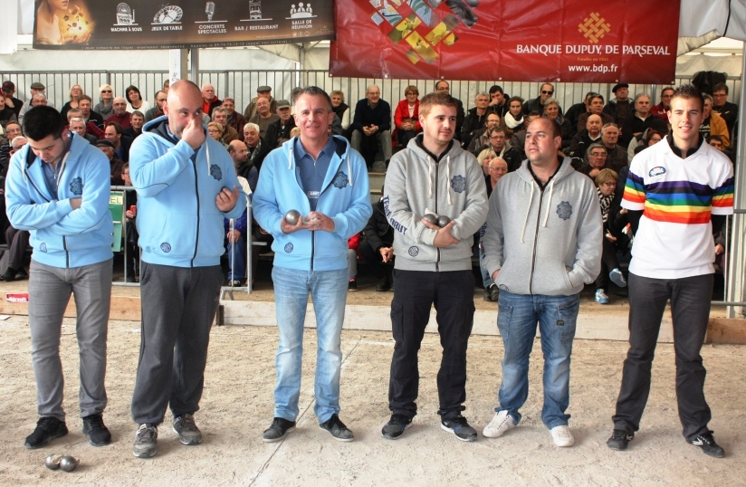 Les deux équipes finalistes,  Maxou cherche les boules....!