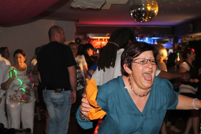 vas-y dégueule , je te prends en photo!!! vas-y dégueule , je te prends en photo!!!