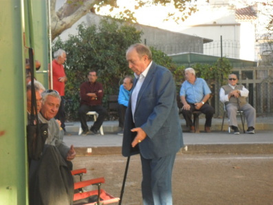 monsieur  le  maire  a  lance  le  bouchon  de la  finale du  concours eponyme