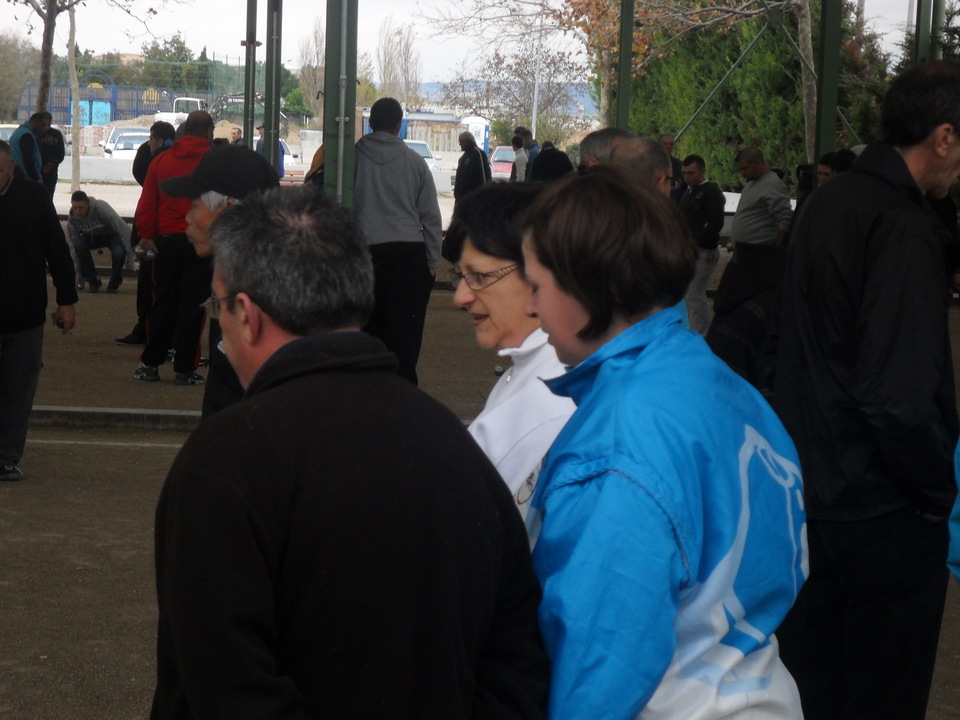 elles regardent si personne ne vole les boules!
