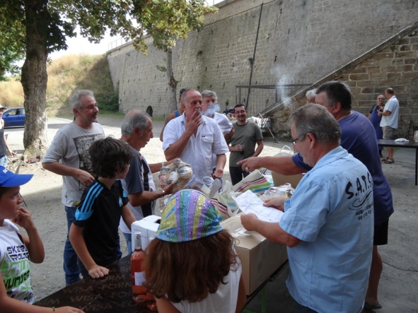 Remise des récompenses aux participants des concours du vendredi Remise des récompenses aux participants des concours du vendredi