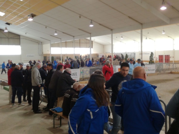 Bonne ambiance dans ce boulodrome bien aménagé Bonne ambiance dans ce boulodrome bien aménagé