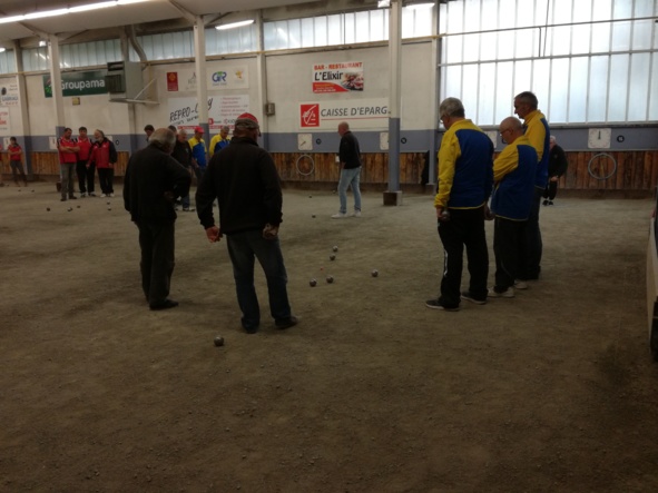 La triplette décisive Alonso Jean-Louis, Alary Bernard, Milon Christophe contre Artus Michel, Reynés Jacques, Héry Frédéric La triplette décisive Alonso Jean-Louis, Alary Bernard, Milon Christophe contre Artus Michel, Reynés Jacques, Héry Frédéric