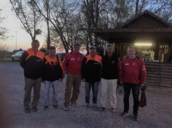 Michel, Jean-Louis, Bernard s'impose face à l'équipe de Villeneuve Francis Savignac, Gérard Bousquet, Gérard Bonnefis à la tombée de la nuit! Michel, Jean-Louis, Bernard s'impose face à l'équipe de Villeneuve Francis Savignac, Gérard Bousquet, Gérard Bonnefis à la tombée de la nuit!