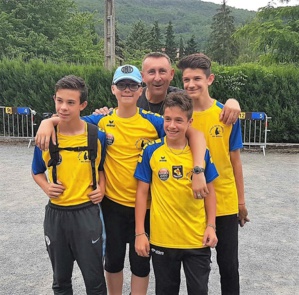 Nos jeunes avec le sourire en compagnie de leur Coach Laurent Petit Nos jeunes avec le sourire en compagnie de leur Coach Laurent Petit