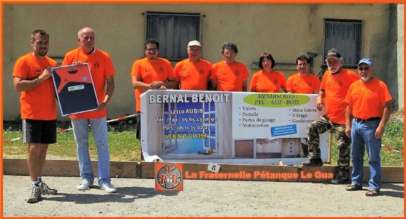 Bruno remet le collector à Benoit Bruno remet le collector à Benoit