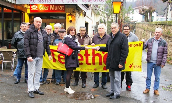 Viviane remet le chèque à Yves Valls Viviane remet le chèque à Yves Valls