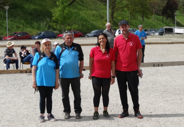 Dédée, Michel chutent contre Christelle et Sébastien Dédée, Michel chutent contre Christelle et Sébastien