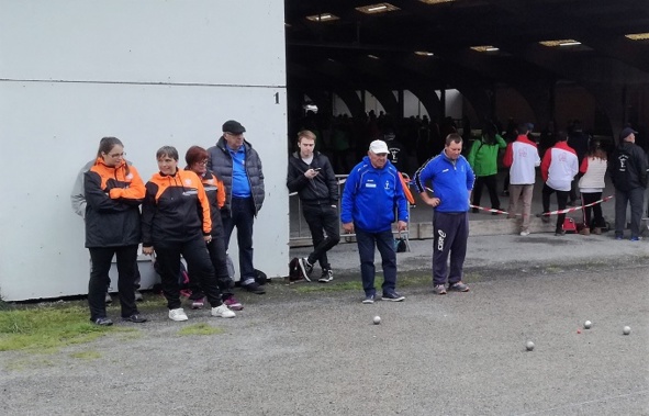 Bravo les filles pour cette partie de poule contre les locaux de Rieupeyroux! Bravo les filles pour cette partie de poule contre les locaux de Rieupeyroux!