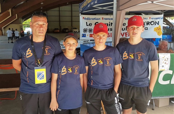 Anthony, Gauthier, Mathieu s'incline en 1/4 Anthony, Gauthier, Mathieu s'incline en 1/4