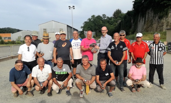 Mr Nicolas Jaquemin (Directeur des Thermes) remet 2 lots de massage corporel à Bruno à attribuer aux vainqueurs Mr Nicolas Jaquemin (Directeur des Thermes) remet 2 lots de massage corporel à Bruno à attribuer aux vainqueurs