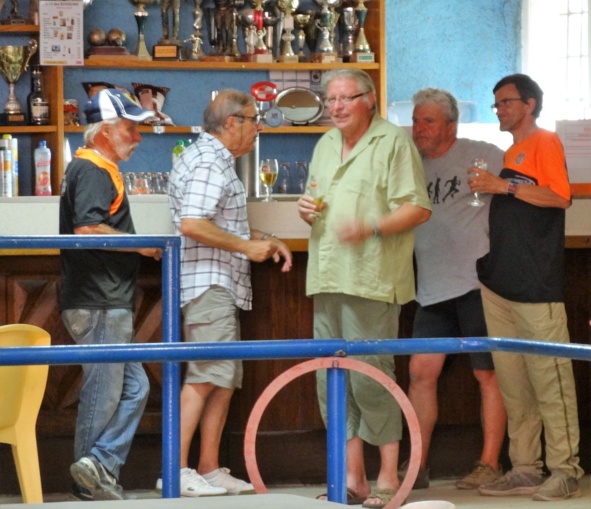 La D2 se désaltère avant le lunch servi par la Pétanque Villefranchoise