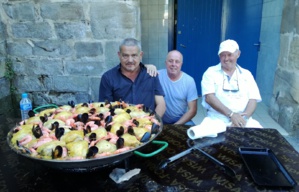 Les deux cuistots félicités par Bruno, le Président. Les deux cuistots félicités par Bruno, le Président.