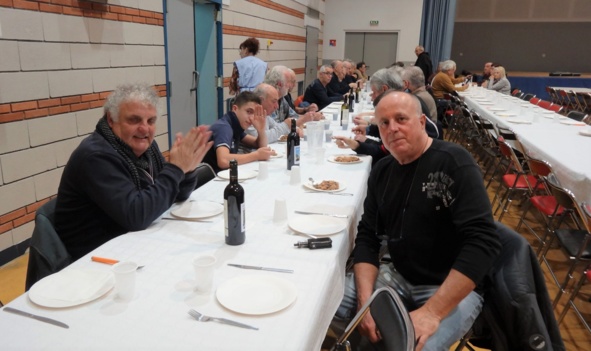 Après tous ces efforts les Présidents se retrouvent autour d'une belle table Après tous ces efforts les Présidents se retrouvent autour d'une belle table