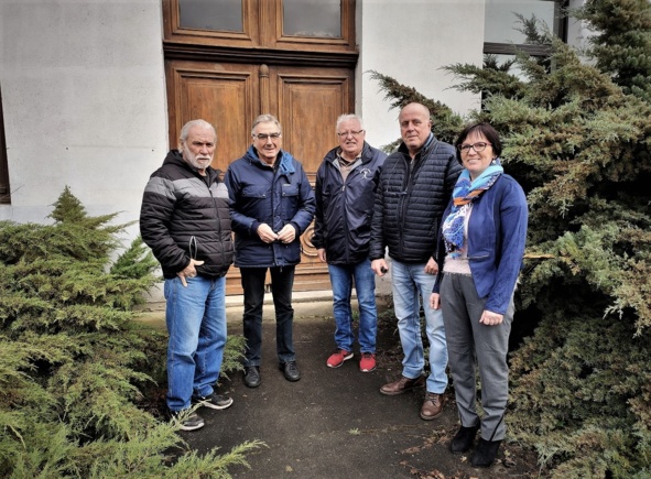 Mr Yves Valls à la sortie du futur local de la FPG avec les membres du bureau, Michel, Christian, Bruno et Viviane.