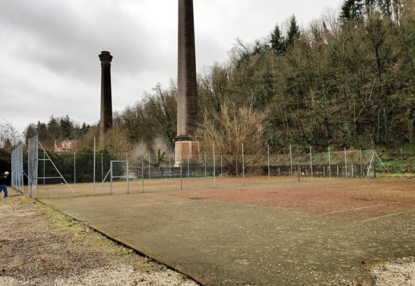 Les futurs terrains seront aménagés sur le revêtement des terrains Les futurs terrains seront aménagés sur le revêtement des terrains