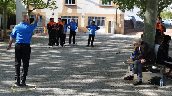 La triplette qui s'incline sur le fil 13 à 12 La triplette qui s'incline sur le fil 13 à 12