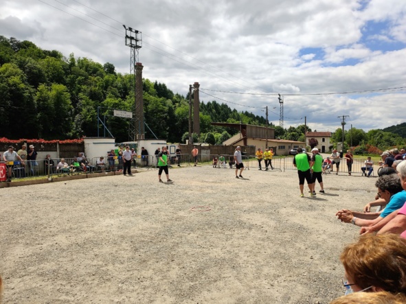 L'équipe de Viviez contre La Primaube  avec ses supporters