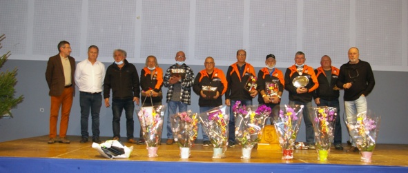 L'équipe vétéran excellence sur le podium L'équipe vétéran excellence sur le podium