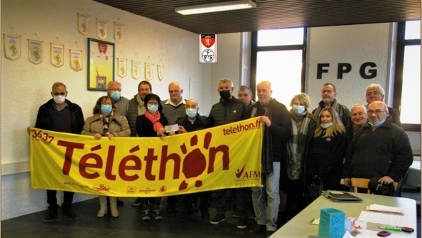 La trésorière Viviane Yzoulet remet le chèque à Jean Claude Garcia président d'Espoir et Vie. La trésorière Viviane Yzoulet remet le chèque à Jean Claude Garcia président d'Espoir et Vie.