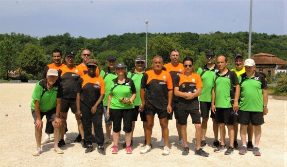 Les deux équipes sur la ligne de départ Les deux équipes sur la ligne de départ