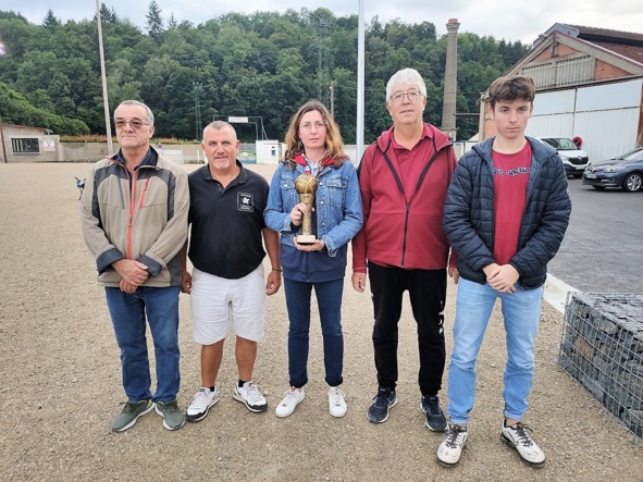 Remise du Challenge par la famille de Manu Remise du Challenge par la famille de Manu