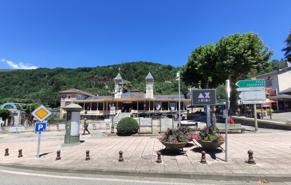 Des cadres devant le Casino, belle organisation!