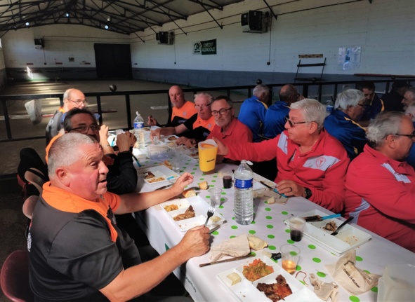 Moment de détente, le repas du midi pris en commun dans le boulodrome Moment de détente, le repas du midi pris en commun dans le boulodrome