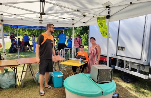 La buvette avec Clyde bien entouré avec Chantal et Viviane! La buvette avec Clyde bien entouré avec Chantal et Viviane!