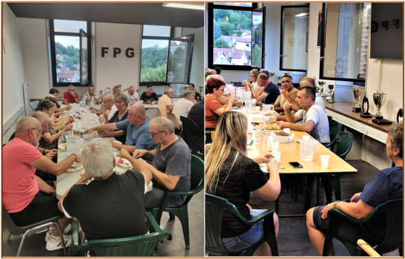 Tout le monde à table pour apprécier cette bonne paëlla Tout le monde à table pour apprécier cette bonne paëlla