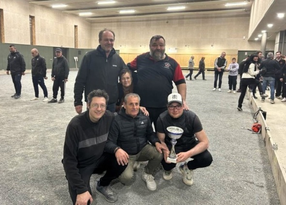 L'équipe gagnante avec les Présidents Gilles, Jérôme et Sylvie L'équipe gagnante avec les Présidents Gilles, Jérôme et Sylvie