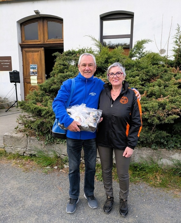 Viviane remet le super lot de la tombola au gagnant