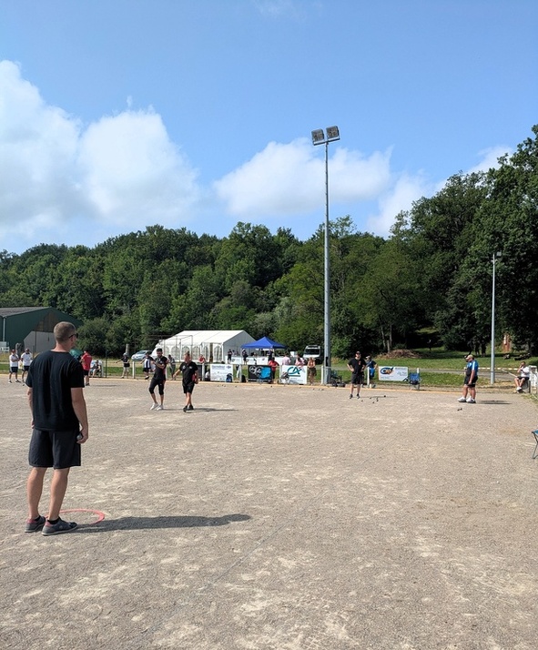 Stewe dans le rond sous la surveillance de Clyde en fond de photo Stewe dans le rond sous la surveillance de Clyde en fond de photo
