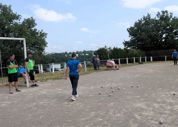 Enzo et Jérémy lors de la 1er partie avec Papa Christian comme fervent supporter Enzo et Jérémy lors de la 1er partie avec Papa Christian comme fervent supporter