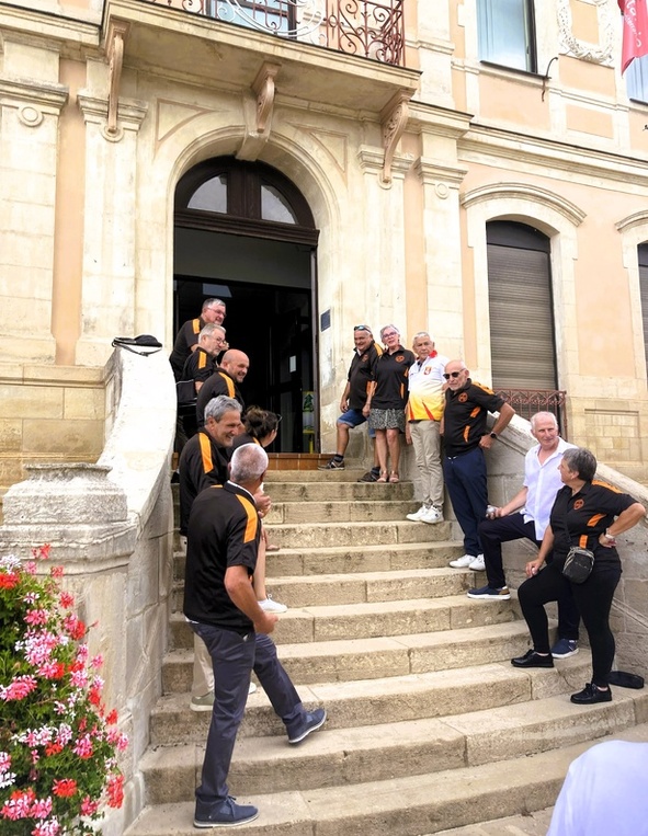 La haie d'honneur en attente ! La haie d'honneur en attente !