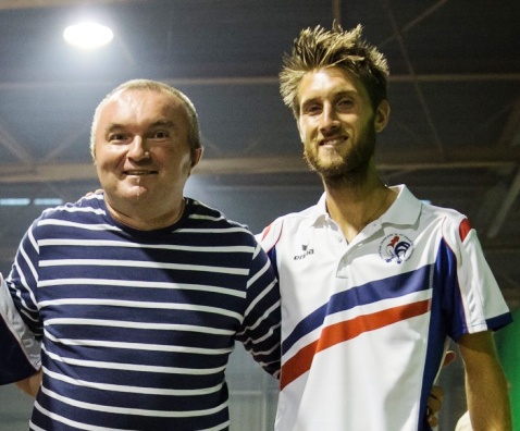 Alexis Lacam s'incline en 1/4 contre Christian Lagarde, en compagnie de Sébastien Da Cunha avec son maillot de Champion de France