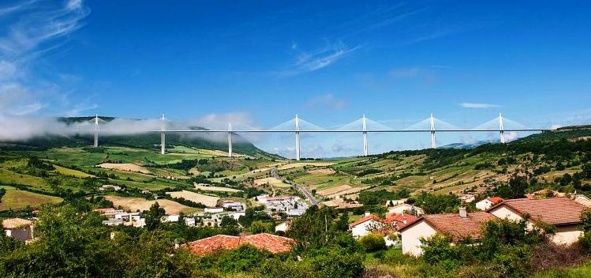 Le village de Creissels sous le viaduc de Millau