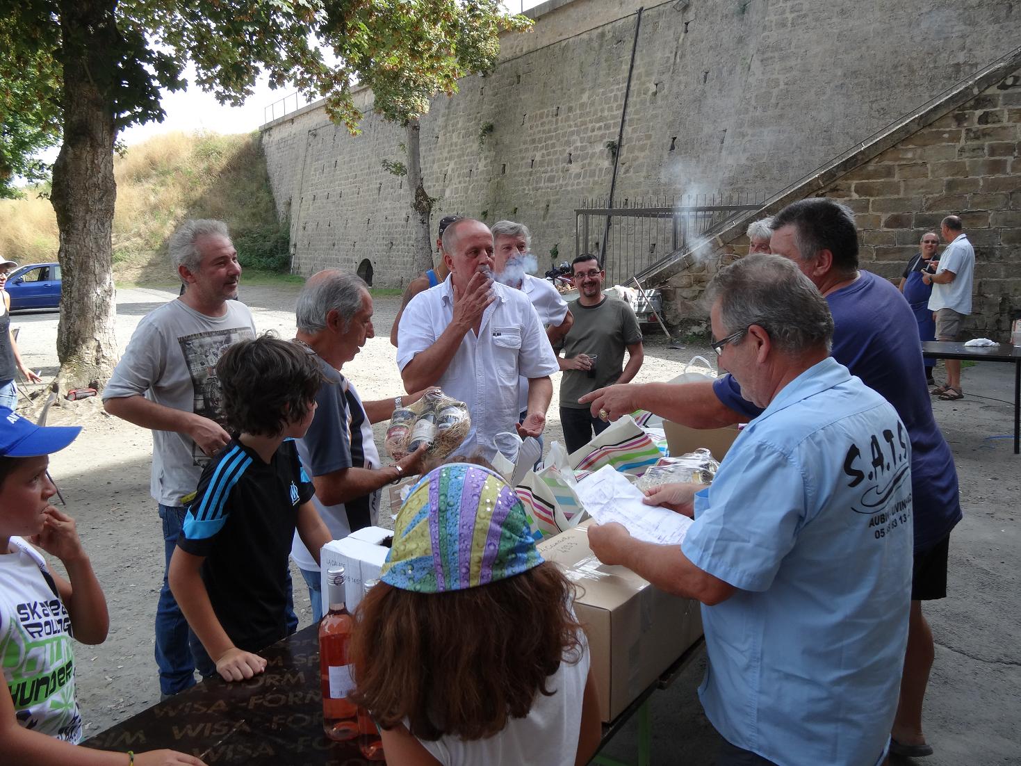 Remise des récompenses aux participants des concours du vendredi Remise des récompenses aux participants des concours du vendredi