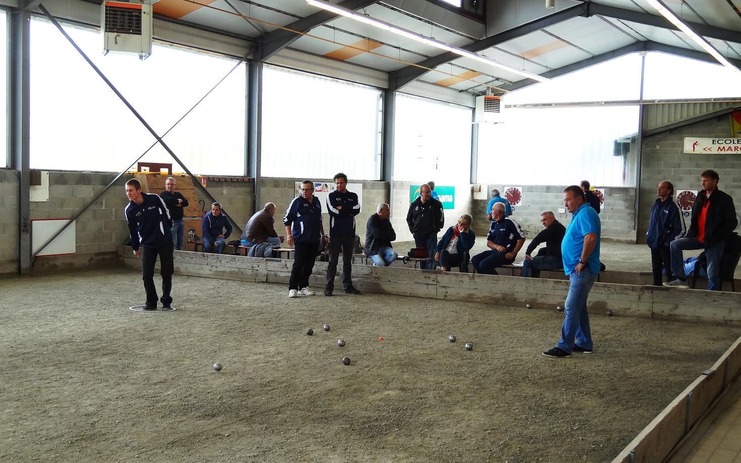 Une doublette avec des supporters attentifs Une doublette avec des supporters attentifs